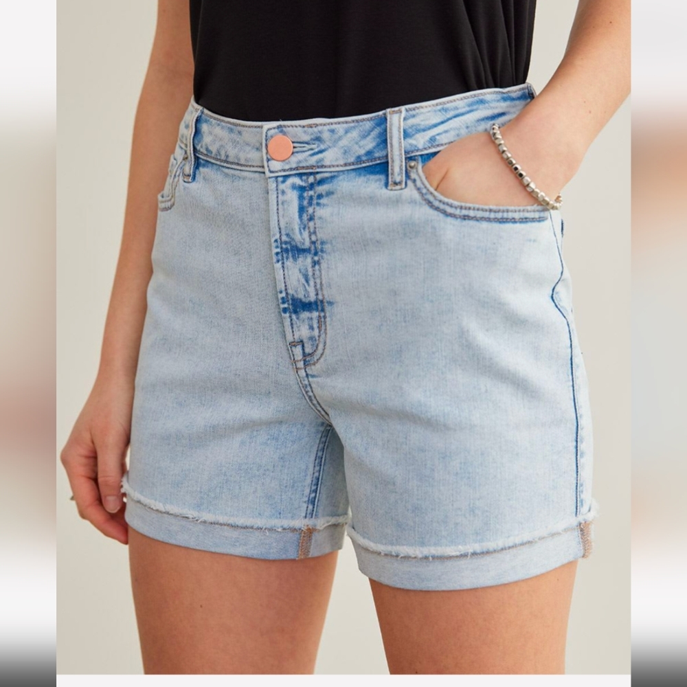 Mid-rise denim short